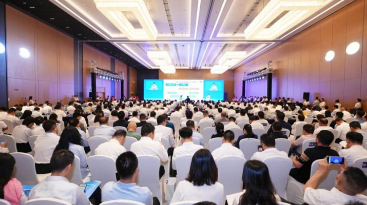 ９月９日，甘肃省重点产业招商推介会在广州市举行。<a href='http://xdfswh.artbyinfinity.com'>正规电子游艺网址</a>党委书记、董事长石培文参加会议，并与深圳交易集团签署合作协议，双方将围绕文化旅游产业开发、大数据交易、项目投资等方面，在产业基金、项目合作、
